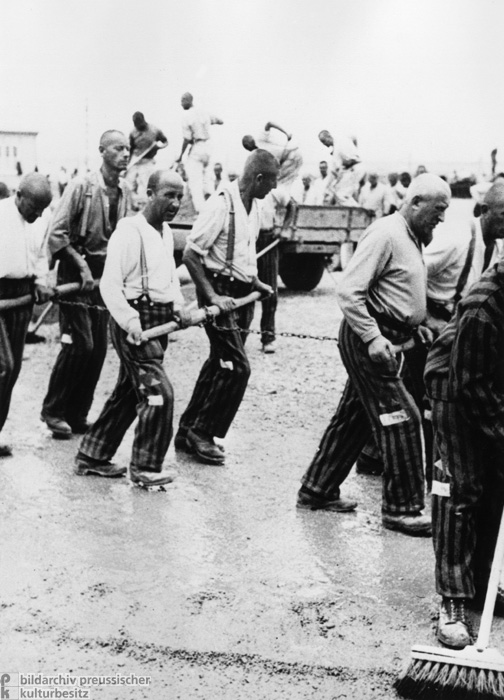 Häftlinge bei Planierarbeiten im KZ Dachau (24. May 1933)